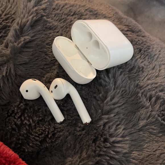 Selling AirPods with wireless charging case - Picture 4 of 4
